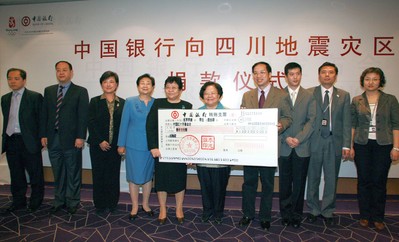 2008年5月14日上午，張燕玲副行長將一張面額1,000萬的現(xiàn)金支票交到了中國紅十字會總會彭珮云會長手中，代表中國銀行向汶川地震受災(zāi)地區(qū)人民捐款。
