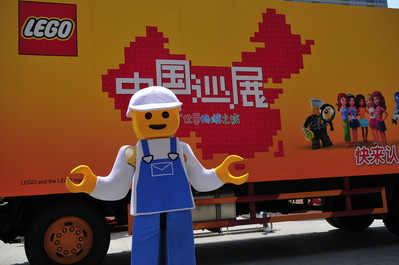 樂(lè)高卡車(chē)從北京出發(fā)，陸續(xù)開(kāi)往天津、杭州、武漢等地，為當(dāng)?shù)睾⒆觽儙g樂(lè)和禮品。