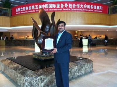 Infosys中國(guó)副總裁、Infosys公共事業(yè)部負(fù)責(zé)人Naren Gogula先生代表Infosys中國(guó)領(lǐng)取“十大在華全球服務(wù)供應(yīng)商”獎(jiǎng)牌
