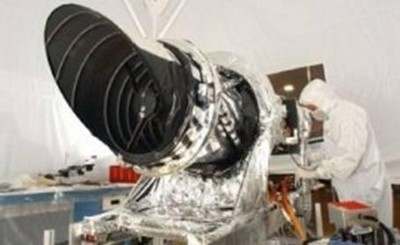 一名波爾航天的員工正在準(zhǔn)備 HiRISE 相機(jī)，以便裝到 NASA 火星勘測(cè)軌道飛行器上