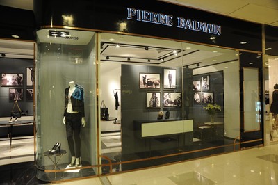 巴爾曼(Pierre Balmain)品牌首家落戶國內(nèi)的鞋履及手袋店剛于9月下旬開業(yè)，裝潢別具法式韻味。