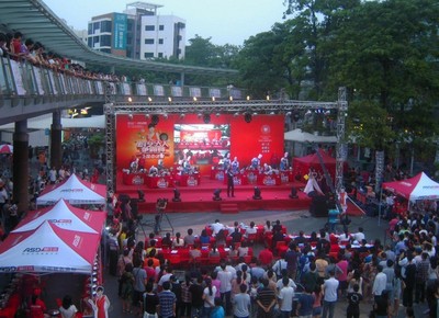 沃爾瑪廚藝達(dá)人爭(zhēng)霸賽全國(guó)決賽在沃爾瑪深圳蛇口店舉行，吸引大量市民駐足觀看