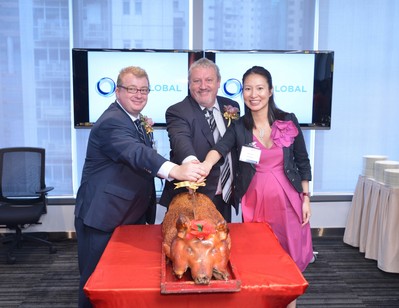 左起:全球銷售總監(jiān)Gerard Delaney、行政總裁Peter Sewell及亞太區(qū)資深副總裁韓祖恩主持切燒豬儀式。