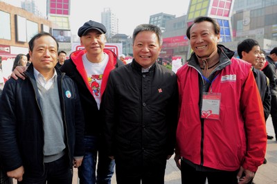 （從左至右）上海市血液中心主任朱永明、觸動傳媒創(chuàng)始人兼執(zhí)行主席馮暉中、上海市副市長沈曉明、“獻(xiàn)血達(dá)人”陳澤人