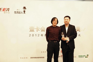 兩岸三地知名文化學(xué)者胡野秋為新聞漫畫達(dá)人顏慶雄頒獎，他認(rèn)為這個時代需要平凡人來對生活目標(biāo)進(jìn)行修正。