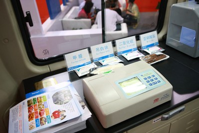 目前在廣東運(yùn)行的沃爾瑪食品安全檢測(cè)車(chē)涵蓋11項(xiàng)檢測(cè)指標(biāo)，每天至少抽檢150個(gè)樣品