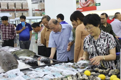 蘇州山姆會員店開業(yè)第一天，顧客選購新鮮的海鮮產(chǎn)品