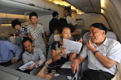 中國(guó)民航局局長(zhǎng)李家祥通過機(jī)上互聯(lián)網(wǎng)接收中央人民廣播電臺(tái)現(xiàn)場(chǎng)直播采訪，向廣大聽眾問好。
