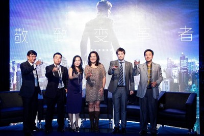 酩悅軒尼詩(shī)帝亞吉?dú)W市場(chǎng)董事 MarkEdwards、尊尼獲加品牌總監(jiān)符秀婷女士、李小龍之女Shannon Lee（李香凝）、資深媒體人陳朝華、經(jīng)濟(jì)學(xué)家郭士英以及戰(zhàn)略學(xué)教授滕斌圣合影