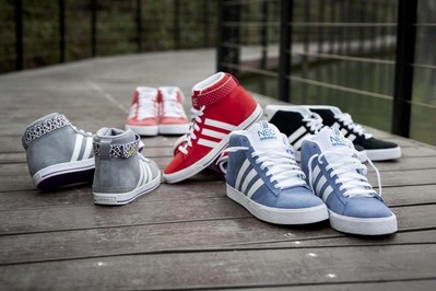 adidas Neo label 秋冬品牌大片中經(jīng)典絨面革為設(shè)計主軸的藍,紅BB NEO高幫鞋，呈現(xiàn)亮眼的運動休閑風格