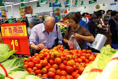 沃爾瑪云南普洱縣全新門店開業(yè)當(dāng)日，顧客在選購優(yōu)質(zhì)低價的生鮮商品