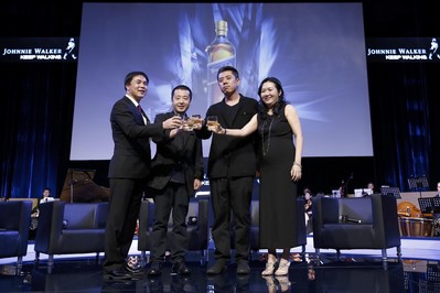 七匹狼創(chuàng)始人周少雄、賈樟柯導演、建筑設計師馬巖松、尊尼獲加品牌總監(jiān)符秀婷女士共同合影
