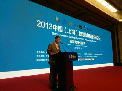 國家信息化專家咨詢委員會委員、中國互聯(lián)網(wǎng)協(xié)會副理事長高新民為獲獎城市頒獎