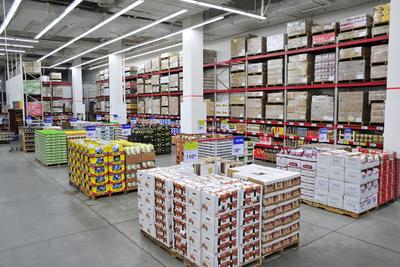 山姆深圳福田店大量使用大卡板陳列商品。