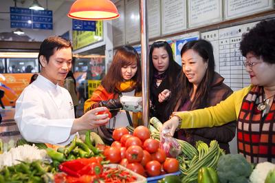 媒體嘉賓與廣州海航威斯汀中餐行政總廚吳天榮一同前往集市，親自挑選“活力食品”食材