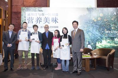 廣交會(huì)威斯汀酒店總經(jīng)理車炳新（左一）、知名美食家歐陽(yáng)應(yīng)霽（左四）與廣州海航威斯汀酒店總經(jīng)理鄭國(guó)良（右一）為獲獎(jiǎng)媒體嘉賓頒獎(jiǎng)
