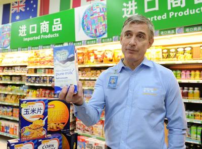 在北京沃爾瑪清河店，沃爾瑪中國總裁高福瀾向記者介紹沃爾瑪進口商品
